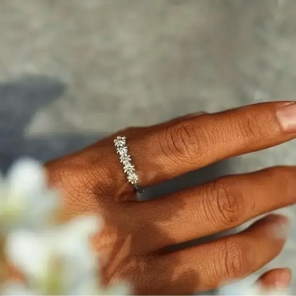 FASHION DAISY RING‎ IN SILVERTONE
